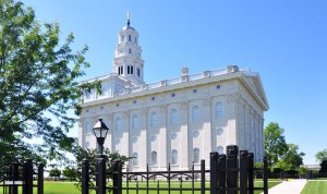 The 2002 Nauvoo Temple. (click to zoom) 